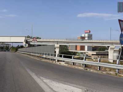 Una lunga e sopraelevata ferrovia fantasma, che attraversa tutta la periferia sud di Bari costeggiando chiese, fabbriche e stadi, per poi andare a morire in una stazione abbandonata, l� dove i ragazzini giocano sui binari. Parliamo della ferrovia Bari-Bitritto, una grande opera avviata nel 1988 ma che dopo tanti anni attende ancora la sua definitiva realizzazione